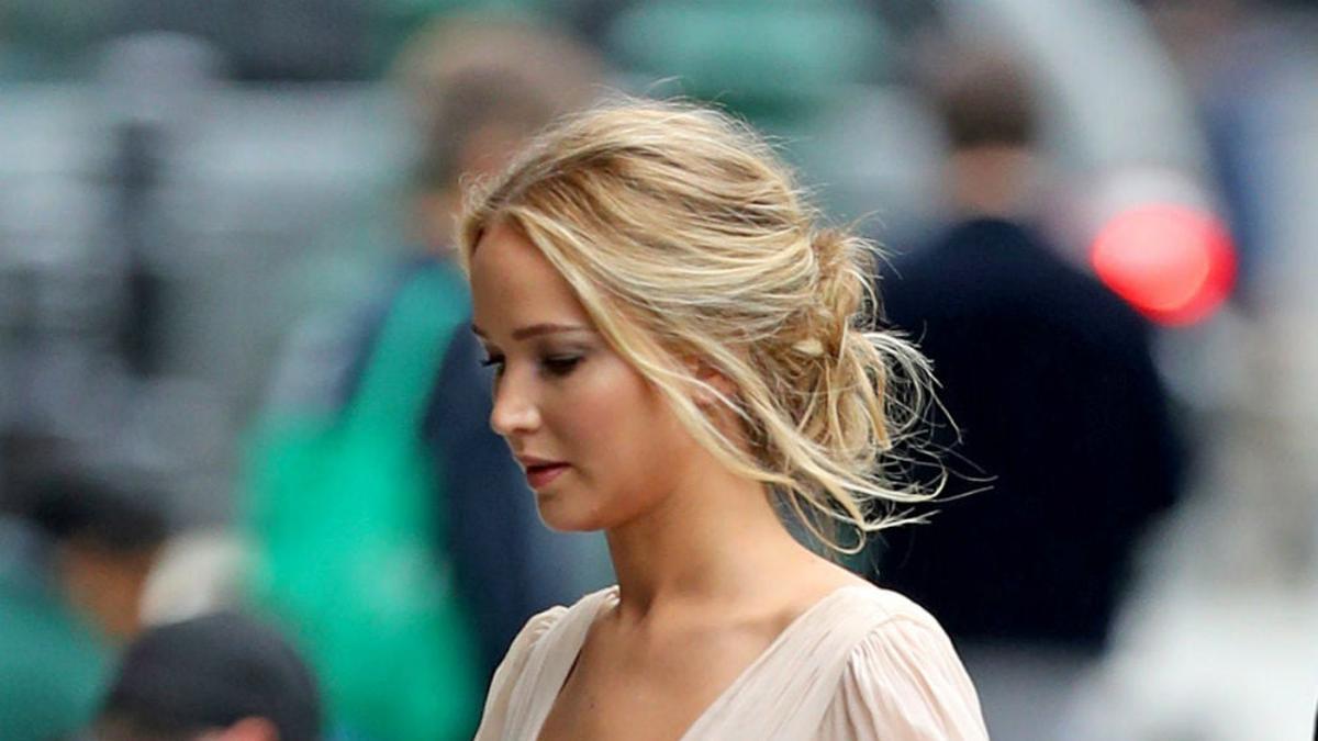 Jennifer Lawrence con recogido bajo y vestido color nude