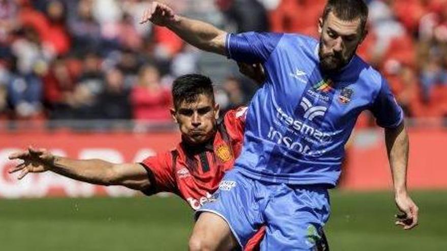 Gabri, autor del gol del Formentera, protege el balón en un lance del partido disputado ayer en Son Moix.