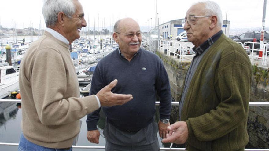 Manuel Boubeta Costas, Antonio Magdaleno y Luis Rial (Antonio Nores no pudo acudir) estaban destinados en el crucero Canarias que asistió a la boda.  // C.G.