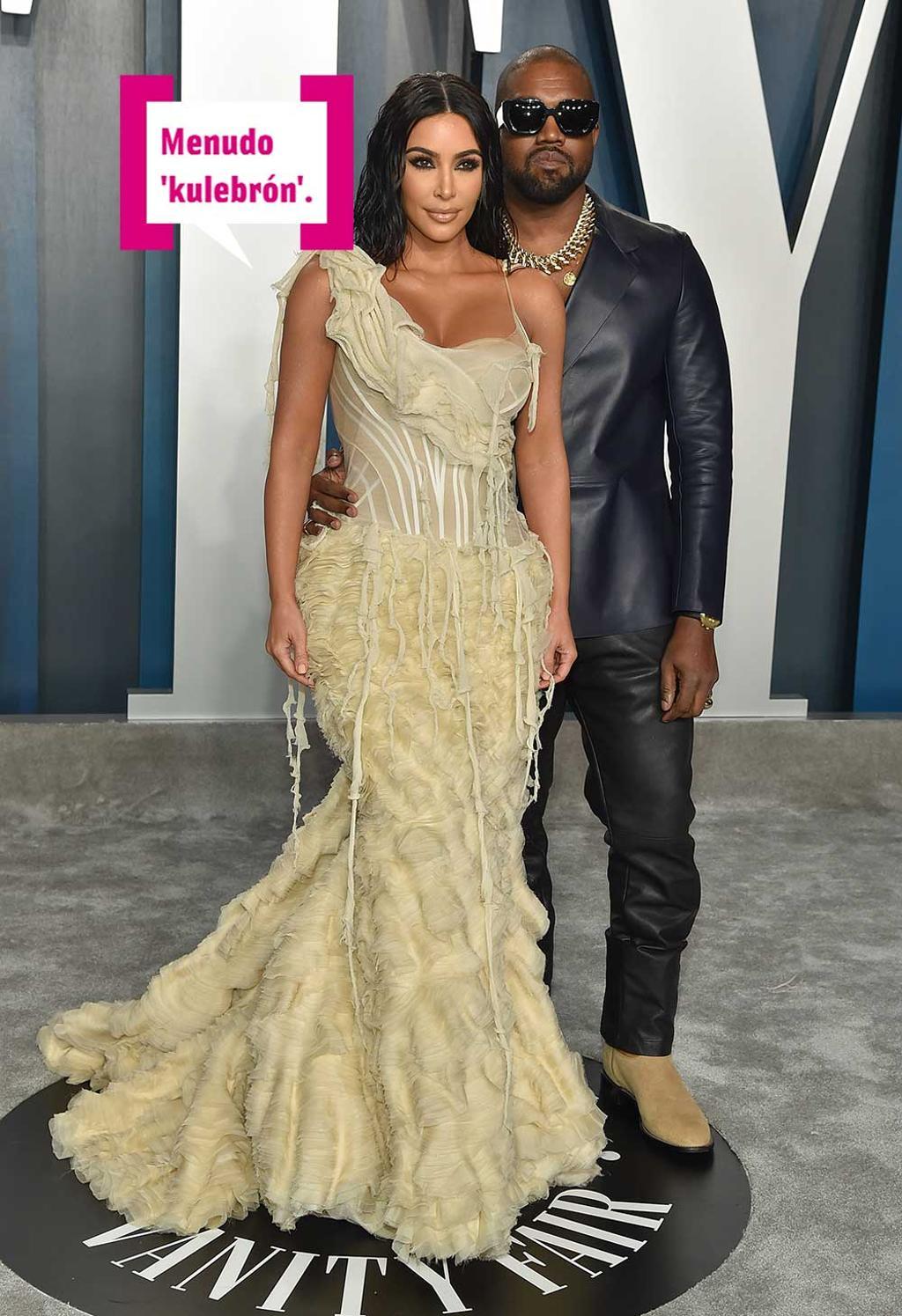 Kim Kardashian y Kanye West posando en la fiesta Vanity Fair