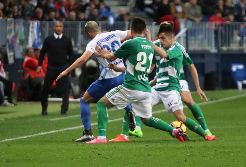 Las imágenes del derbi andaluz en La Rosaleda, que estuvo precedido de un minuto de silencio en memoria de Pablo Ráez. Sobre el césped, el conjunto bético remontó un choque en el que el Málaga CF no estuvo bien.