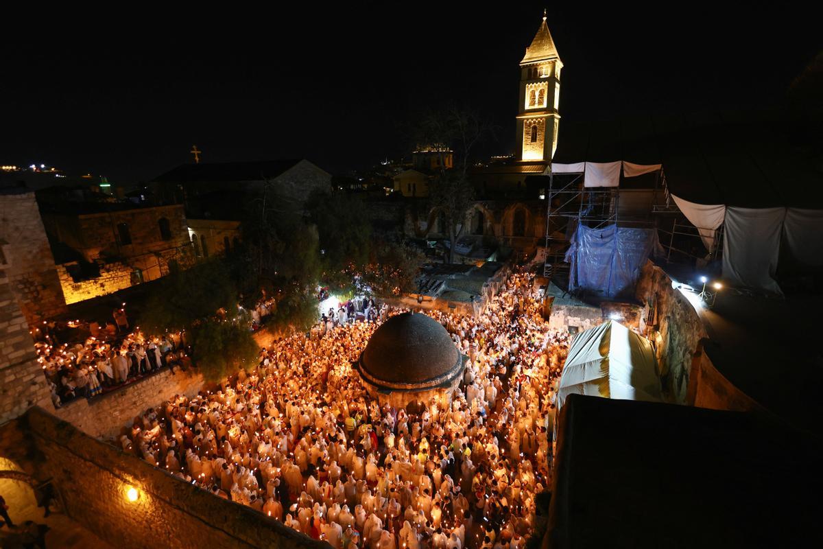 Cristianos ortodoxos celebran “Fuego Sagrado” en Jerusalén. eregrinos cristianos ortodoxos sostienen velas durante la ceremonia del Fuego Sagrado, un día antes de la Pascua ortodoxa, el sábado 15 de abril de 2023 en la Iglesia del Santo Sepulcro en la Ciudad Vieja de Jerusalén, donde muchos cristianos creen que Jesús fue crucificado y enterrado antes de resucitar.