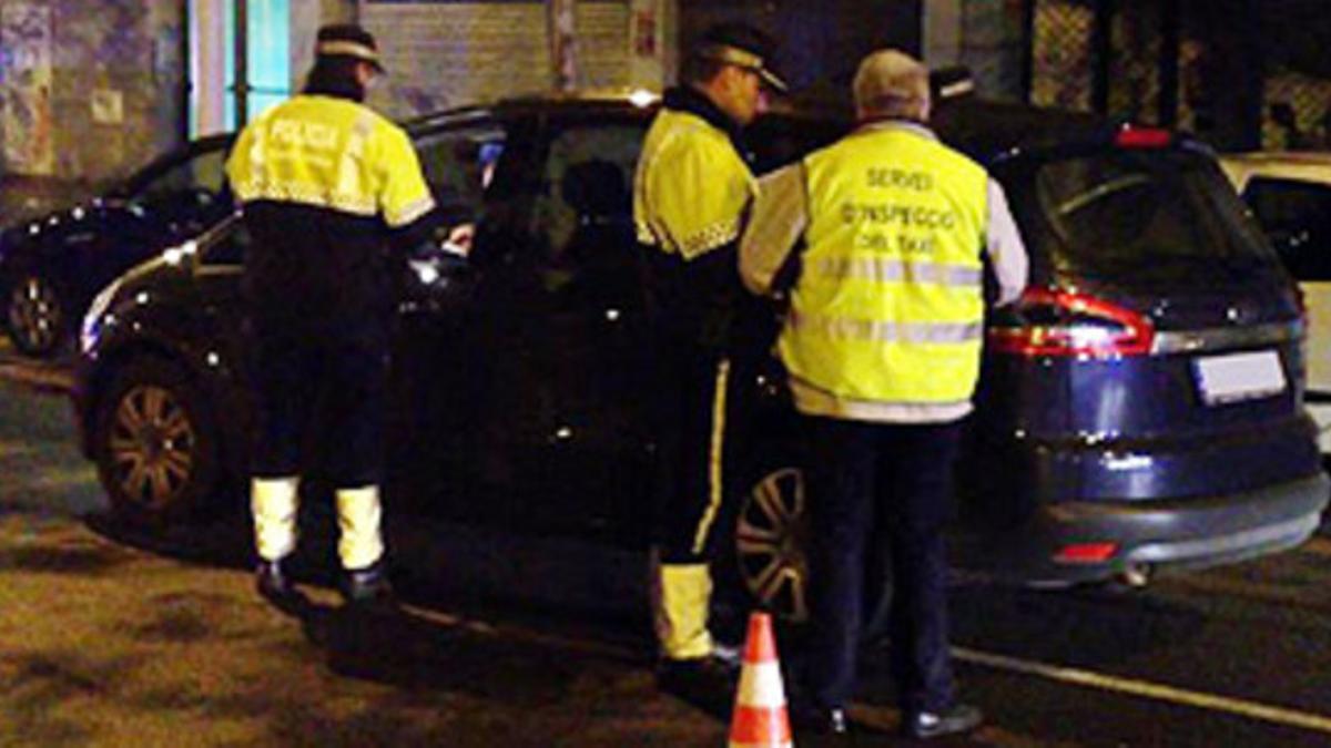 Redada de la Guardia Urbana de Barcelona contra los taxis ilegales.