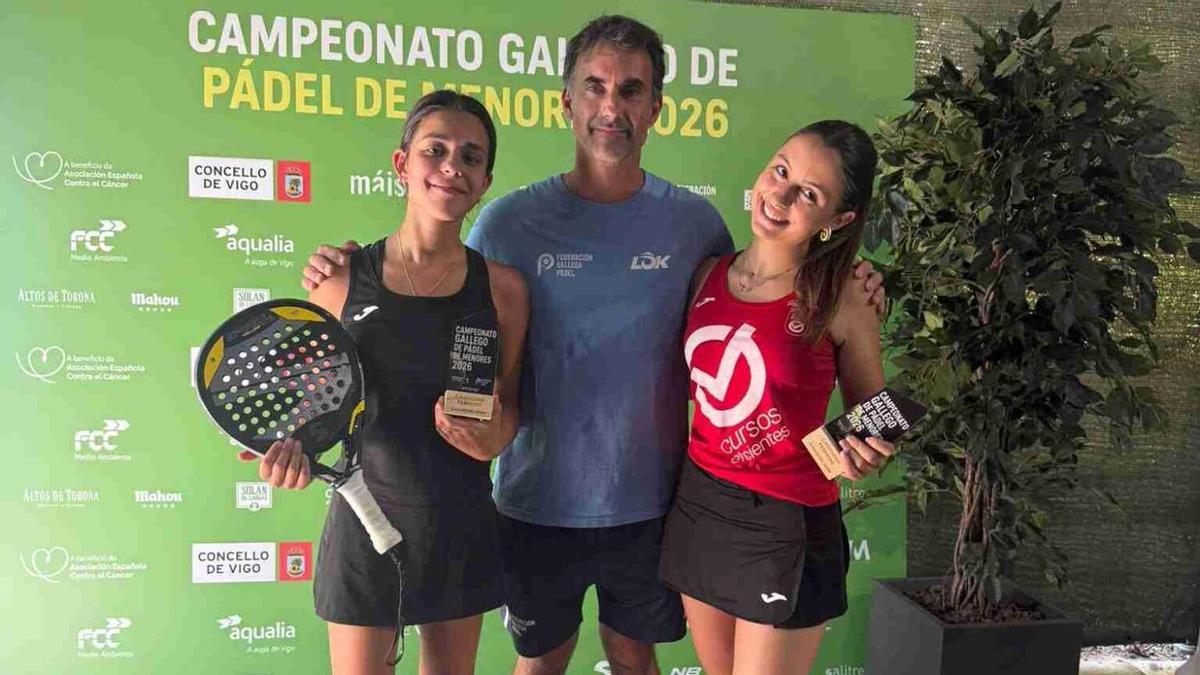 Molinero y Atrio posan con sus trofeos tras la competición.