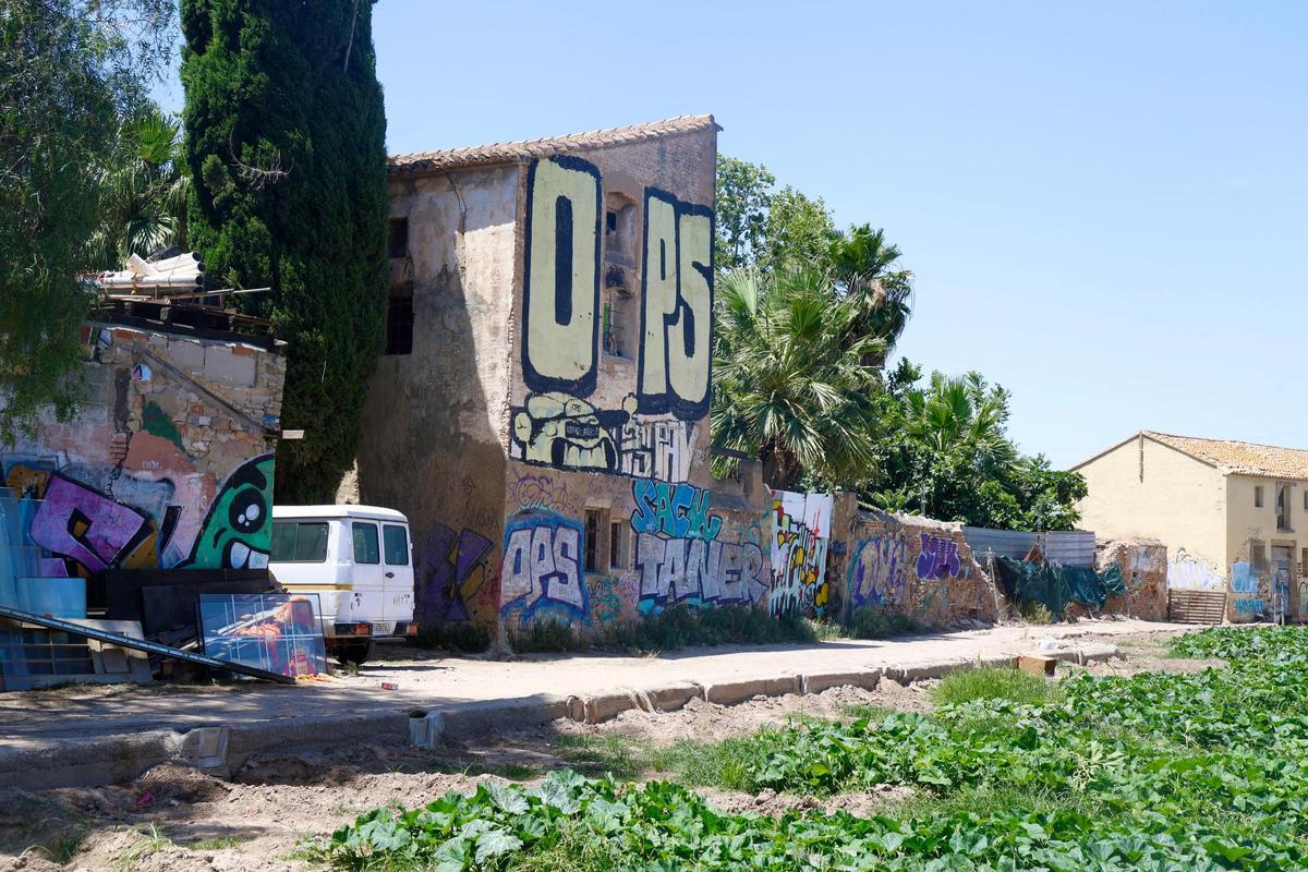 Estado del muro exterior de la Alquería Serra en la huerta de Benimaclet