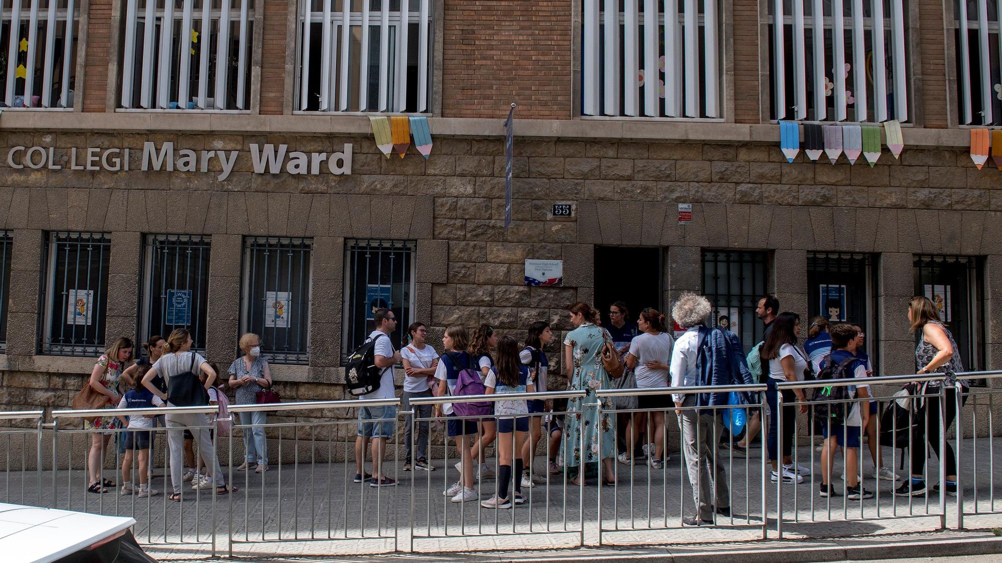 Barcelona. 16.06.2022. Sociedad. Hora de salida de los niños en la escuela Mary Ward de Barcelona que cierra a final de curso. Fotografía de Jordi Cotrina