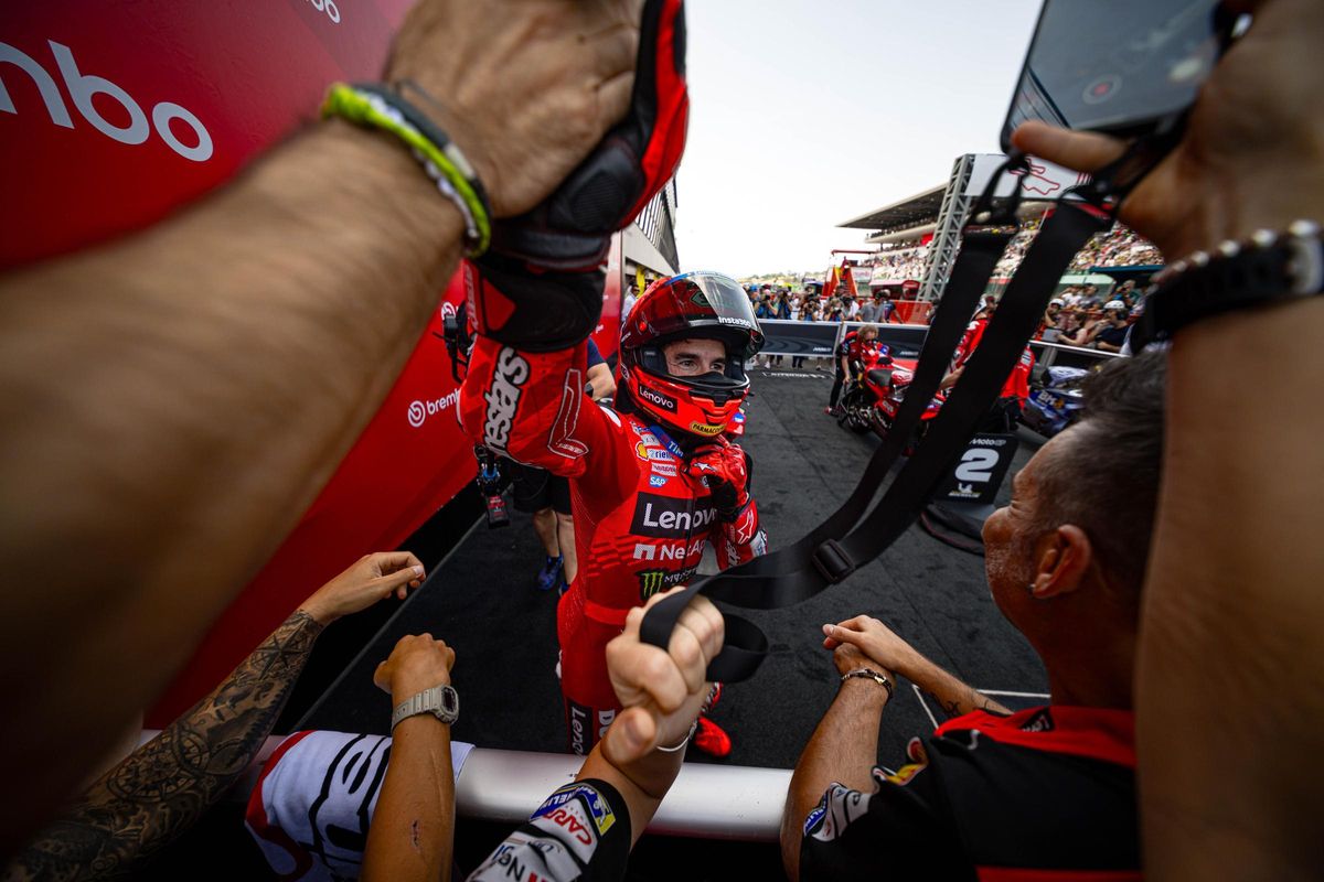 Marc Márquez saluda al equipo Ducati Lenovo tras ganar, ayer, la carrera al 'sprint' de Mugello.