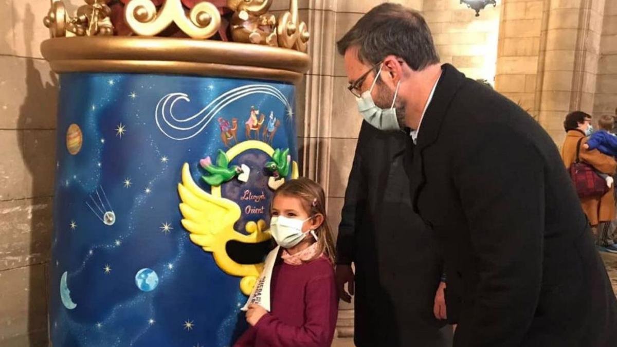 El alcalde de Palma, José Hila, acompaña a una niña mientras deja su carta en el Buzón Real. | AYUNTAMIENTO DE PALMA