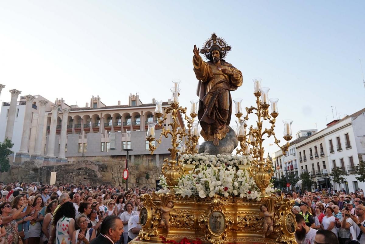 Una procesión con tres pasos para el aniversario del Sagrado Corazón