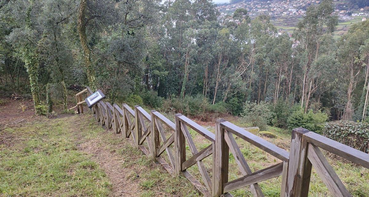 Las vallas de seguridad, de madera, recién arregladas. | SANTOS ÁLVAREZ