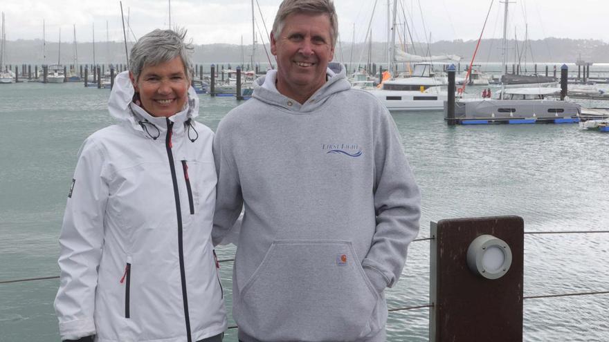 Kim y David, los padres de Cole Brauer, en la dársena de Marina Coruña. |  // IAGO LÓPEZ