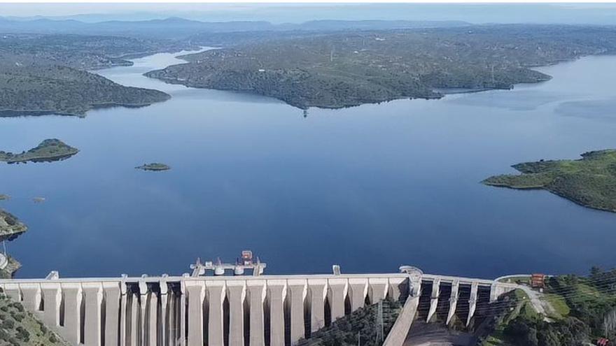 El agua embalsada en Extremadura roza la media de la última década