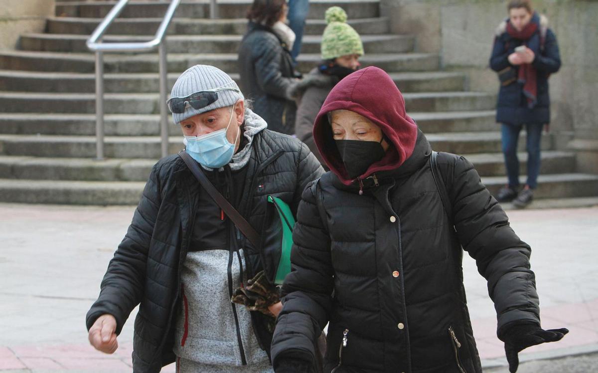 Gorros, bufandas, abrigos –e incluso mascarilla en algunos casos– para sobrellevar el frío. |   // IÑAKI OSORIO