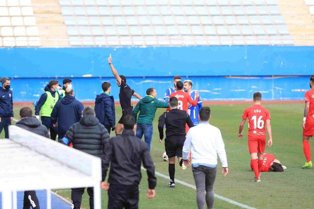 El Lorca Deportiva mejora su imagen pero cae goleado