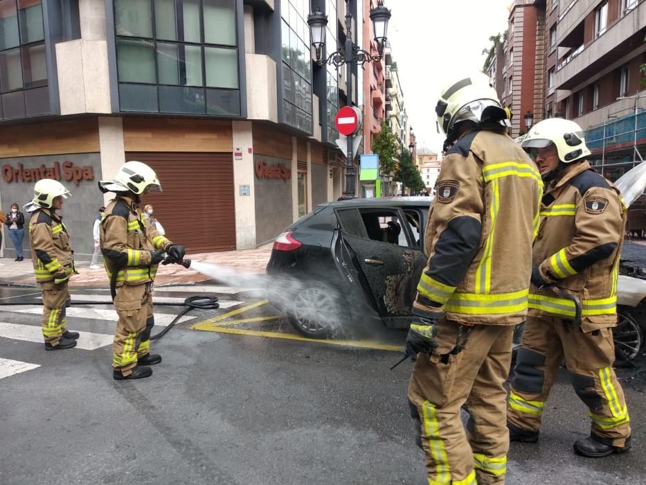 Susto en el centro de Oviedo al arder un coche en marcha.