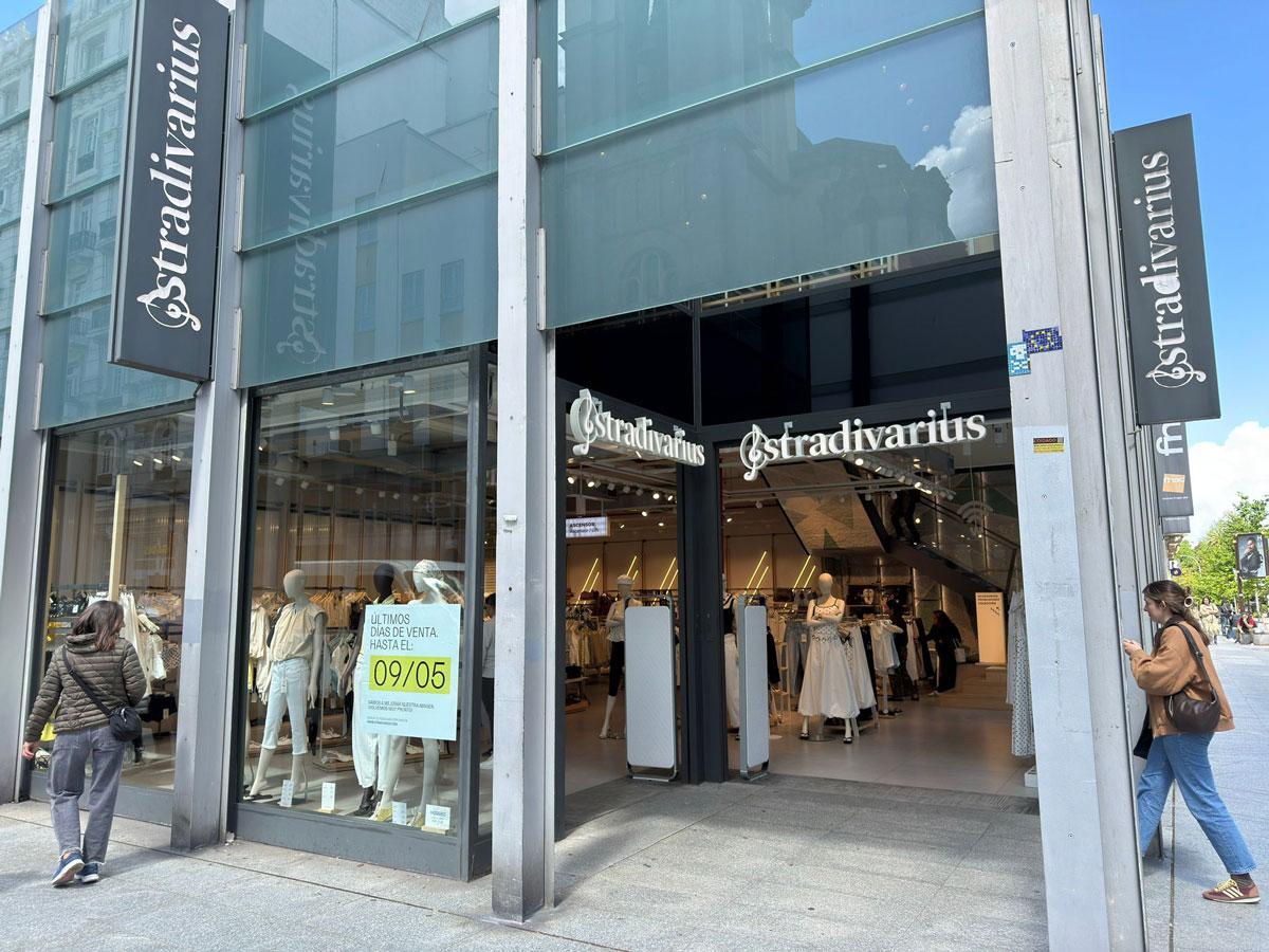 Tienda Stradivarius en la plaza de Lugo de A Coruña antes de su cierre por reformas.