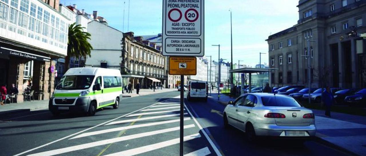 Señales que informan de la videovigilancia en la avenida de la Marina. |   // CARLOS PARDELLAS