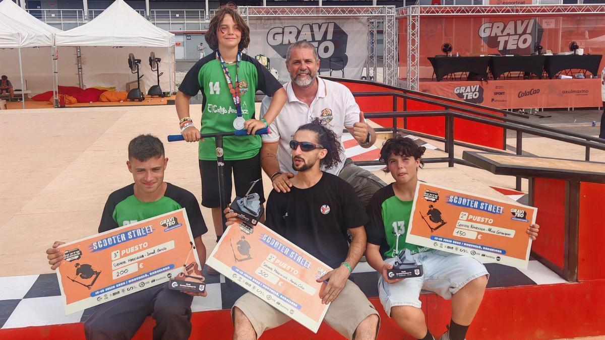 Participantes del club con sus respectivos reconocimientos.