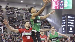 El jugador del Joventut de Badalona Dotson entra a canasta durante el encuentro ante el Covirán Granada.
