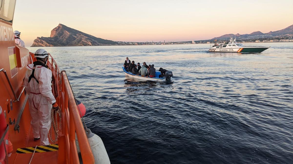 Salvamento Marítimo rescata a 9 inmigrantes en una patera en Altea