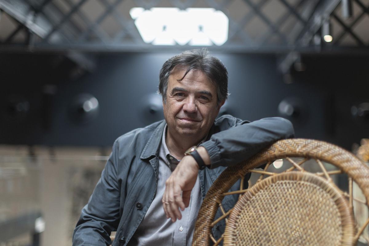 GRAFCAT2564. BARCELONA, 30/09/2025.- El escritor Martí Domínguez cierra con 'Ingrata patria mía' la trilogía dedicada al fascismo que inició con 'La sega', recreando ahora las tres últimas horas de vida del médico, profesor y rector de la Universidad de Valencia, Joan Baptista Peset, el único rector fusilado por el franquismo en la posguerra. EFE/Marta Pérez