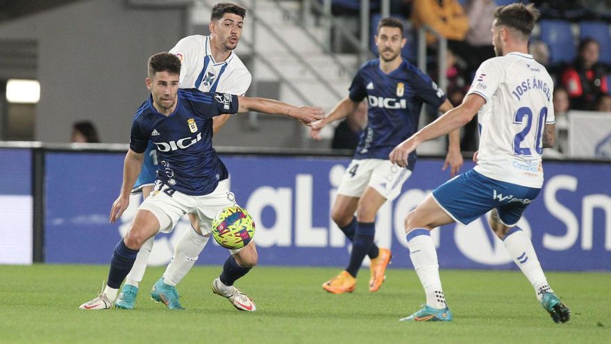 Jimmy aguanta el balón, con Waldo Rubio detrás y José Ángel al lado, con Lucas al fondo. | Área 11