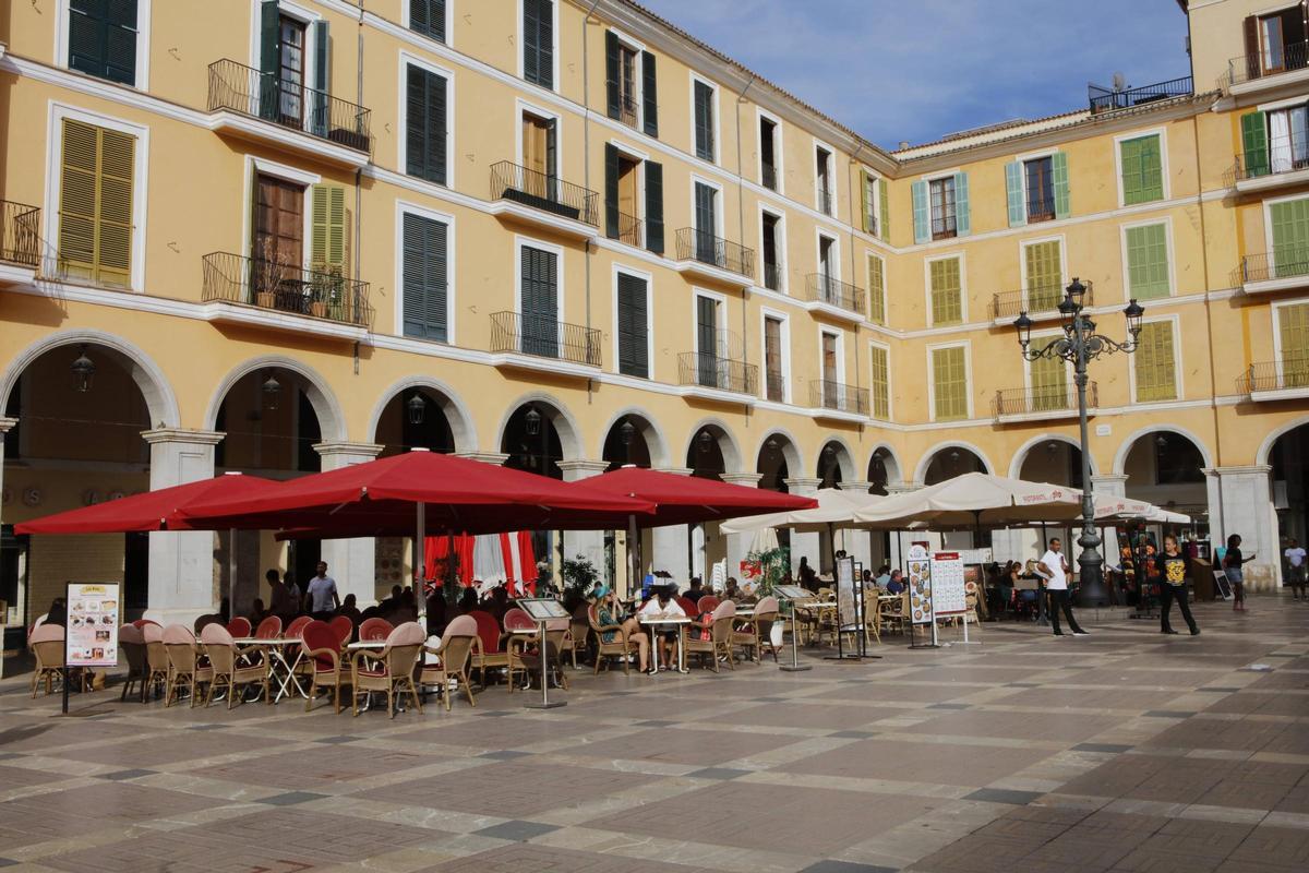 La actuación de la tuna tuvo lugar en una terraza de la plaza Major.