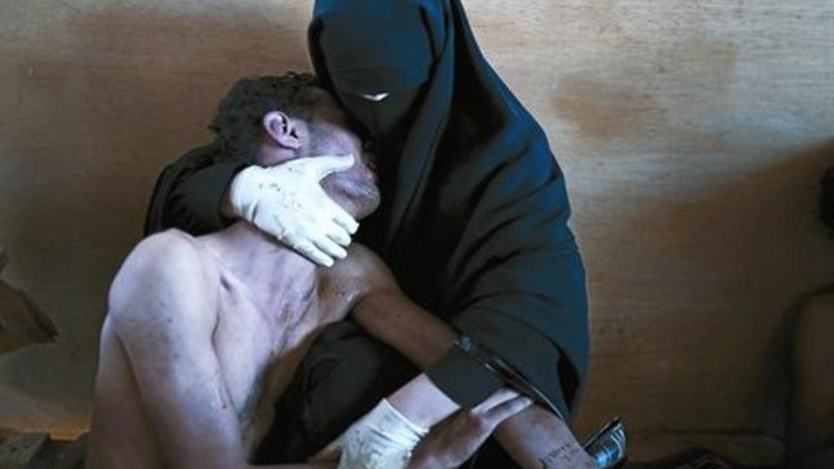 'PRIMAVERA ÁRABE' 3La foto premiada muestra a un herido en las protestas de Yemen, abrazado por una familiar.