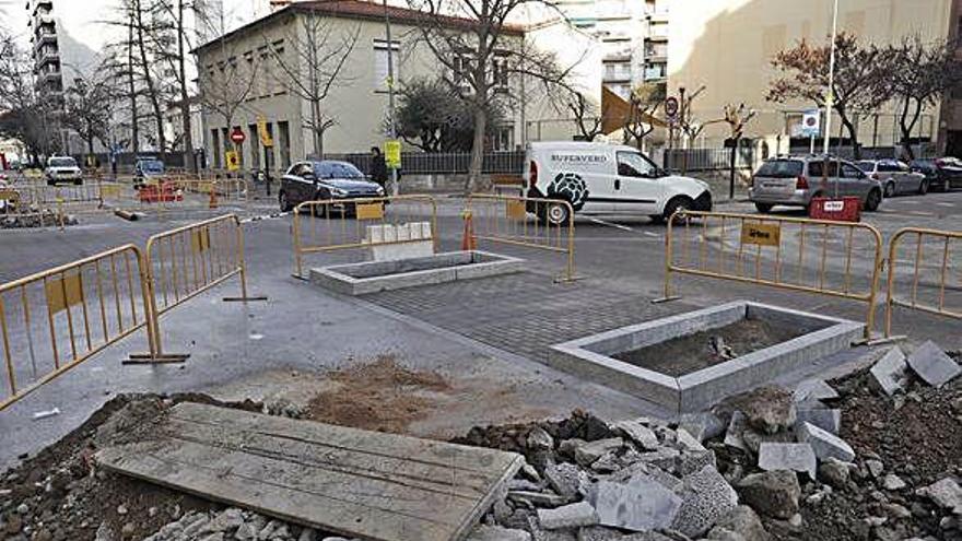 Estat actual de les obres al carrer de la Creu de Girona.