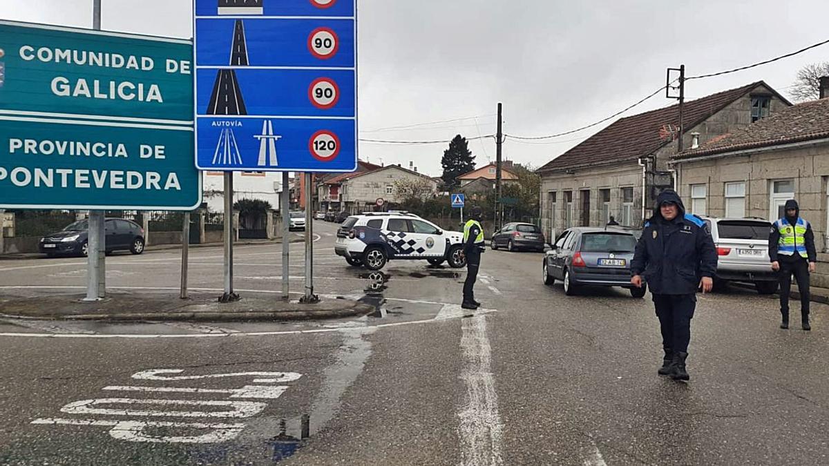 Control reciente de la Policía Local de Tui en la frontera con Portugal. |   // FDV