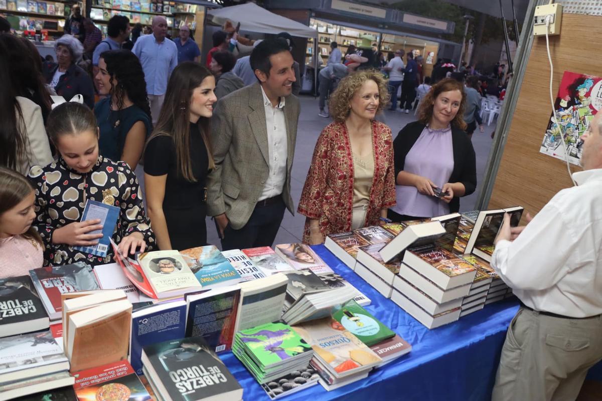 Amparo Folgado y Aitor Sánchez visitan una caseta de la Feria del Libro de Torrent.