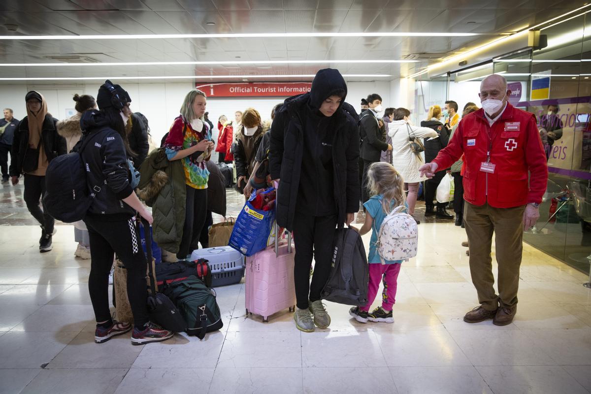 Familias de ucranianos, en el vestíbulo de Sants, tras llegar procedentes de París, el pasado miércoles