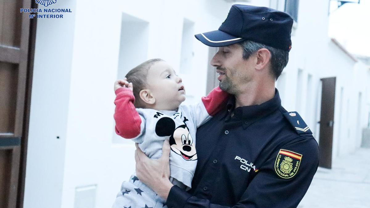 El policía, con el niño al que auxilió, una vez ya recuperado.