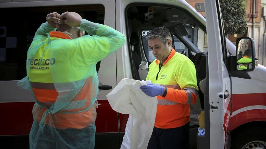 Así trabajan los técnicos de las ambulancias destinadas al COVID-19