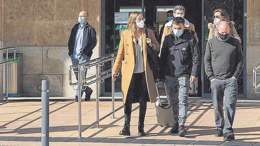 Viajeros saliendo de la estación de tren de Zamora. Foto: José Luis Fernández