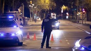 Un control de la Guardia Urbana en el Paral.lel, en la noche de este lunes.