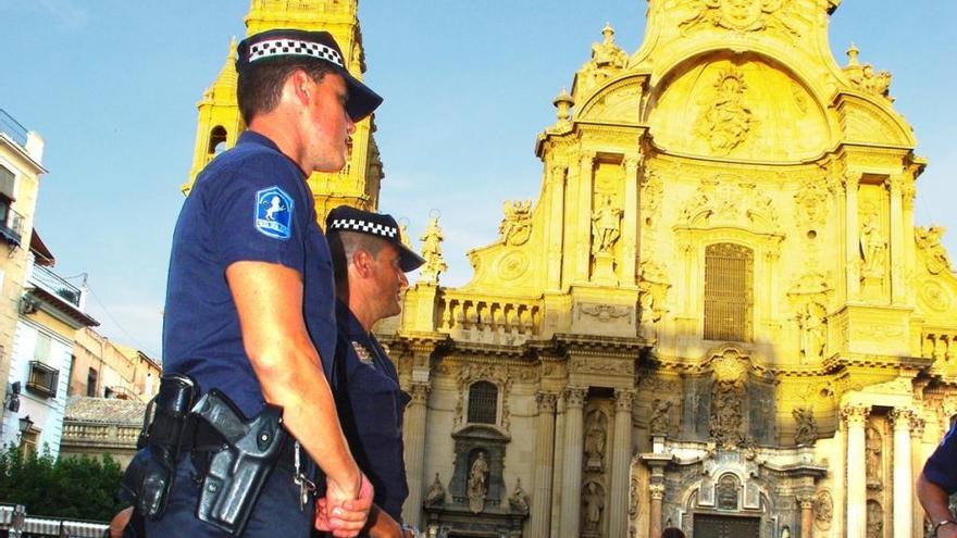 Dos agentes de la Policía Local, en Belluga.