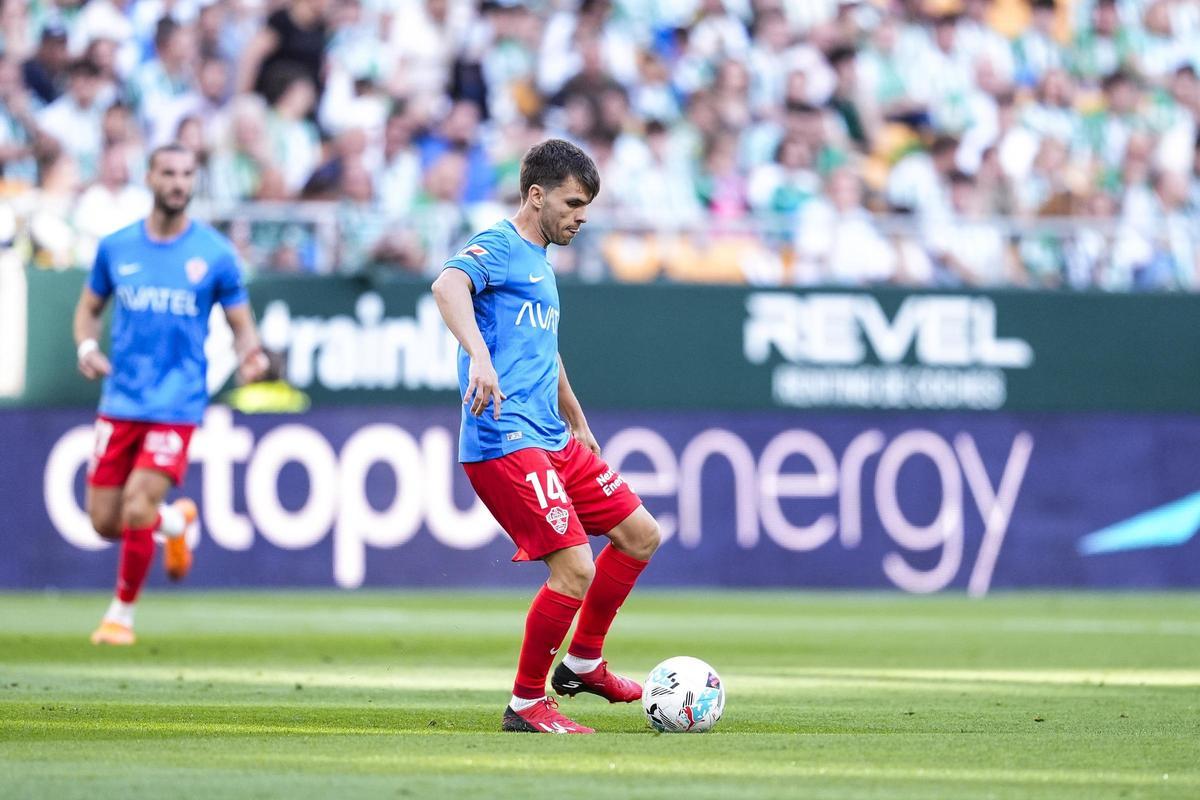 Aleix Febas, con el balón controlado durante el partido en La Cartuja.