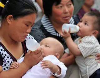 Mueren tres niños tras beber leche adulterada en China