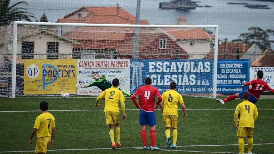 Beto lanza un penalti durante el último encuentro en A Granxa ante el Sanxenxo. // Gonzalo Núñez