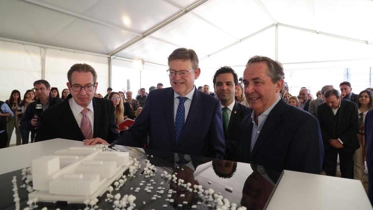 MInguez, Puig y Sagredo observan la maqueta del futuro Arnau de Vilanova de Paterna