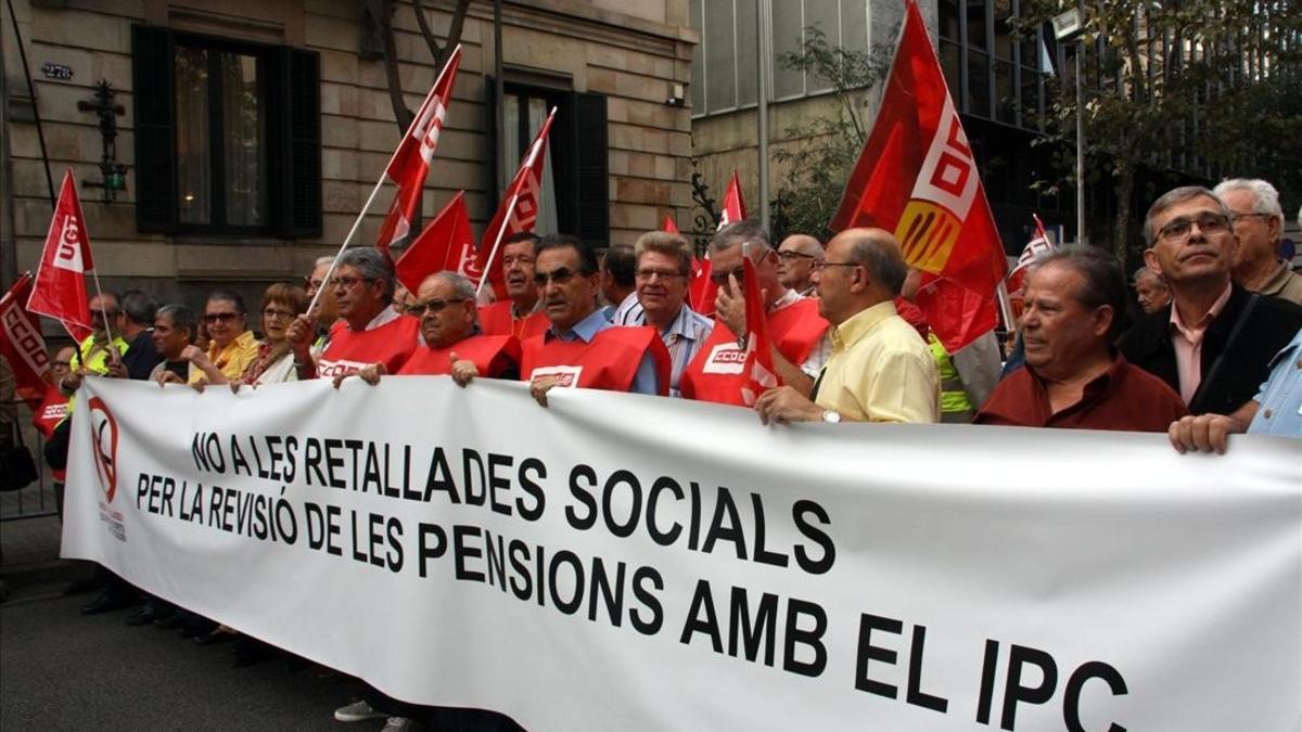 Manifestación de jubilados en Barcelona para reclamar la subida de las pensiones, en el 2013.