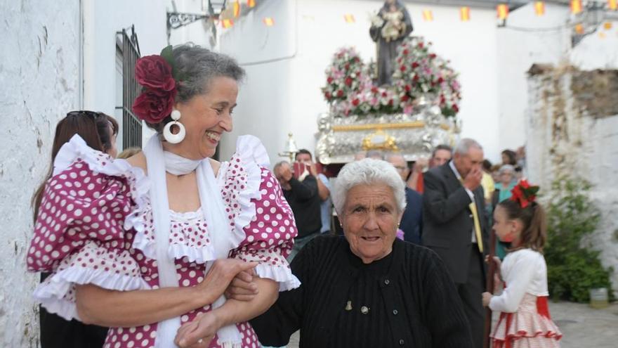 Dos vecinas acompañan a San Antonio de Padua durante la procesión.
