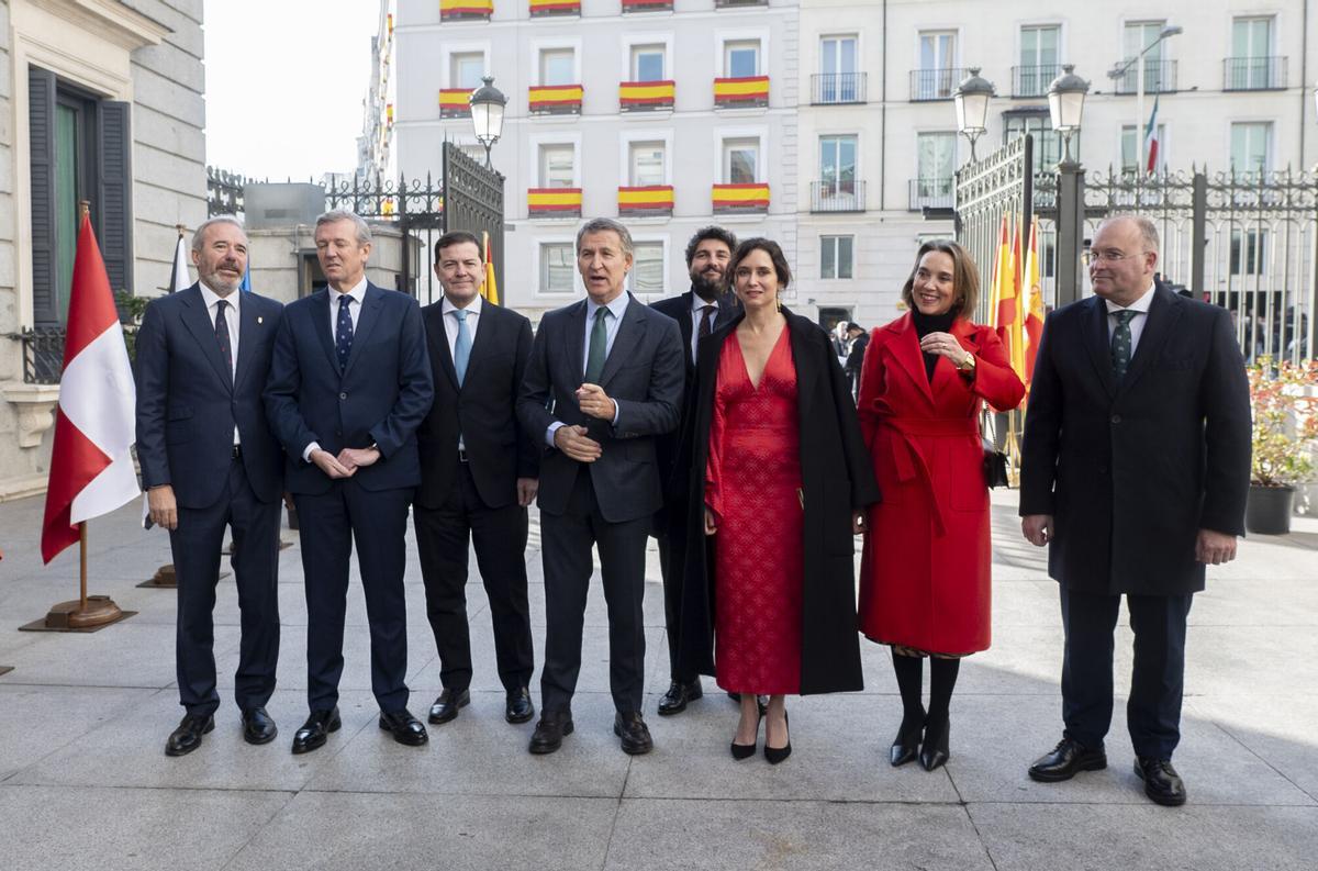 Alberto Núñez Feijóo, acompañados de los presidentes de Madrid, Galicia, Aragón, Castilla y León., y Murcia, en el Día de la Constitución.