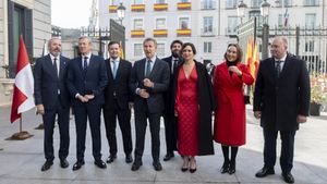 (I-D) El presidente de Aragón, Jorge Azcón, el presidente de la Xunta de Galicia, Alfonso Rueda, el presidente de la Junta de Castilla y León, Alfonso Fernández Mañueco, el presidente del Partido Popular, Alberto Núñez Feijóo, el presidente de la Región de Murcia, Fernando López Miras, la presidenta de la Comunidad de Madrid, Isabel Díaz Ayuso, la secretaria general del PP, Cuca Gamarra, y el portavoz del PP en el Congreso, Miguel Tellado, a su llegada al acto institucional por el Día de la Constitución, en el Congreso de los Diputados, a 6 de diciembre de 2024, en Madrid (España). Las Cortes Generales conmemoran el 46º aniversario de la aprobación de la Constitución con un acto institucional, que incluye la interpretación de dos piezas musicales a cargo de la Agrupación Musical Inclusiva del Teatro Real (AMI), la lectura del artículo 49 de la Carta Magna por parte de personas con discapacidad, la entrega a la presidenta del Congreso de la Constitución Española en distintos. ALBERTO NÚÑEZ FEIJÓO;ALFONSO FERNÁNDEZ MAÑUECO;ALFONSO RUEDA;CUCA GAMARRA;FERNANDO LÓPEZ MIRAS;ISABEL DÍAZ AYUSO;JORGE AZCÓN;MIGUEL TELLADO;Alberto Ortega