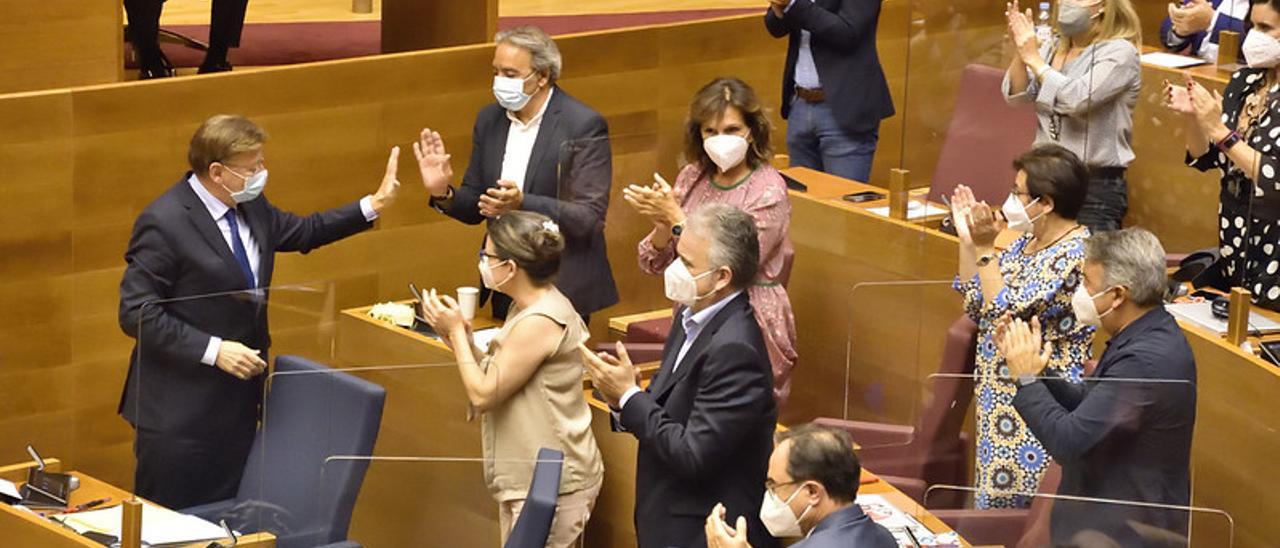 Puig saluda a Mata tras intervenir en el pleno del Debate de Política General en presencia de Oltra e Illueca y diputados del PSPV