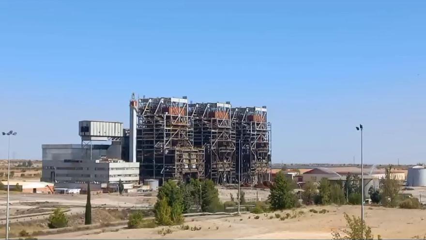 Así ha sido el derrumbamiento de las tres calderas de la central térmica de Andorra