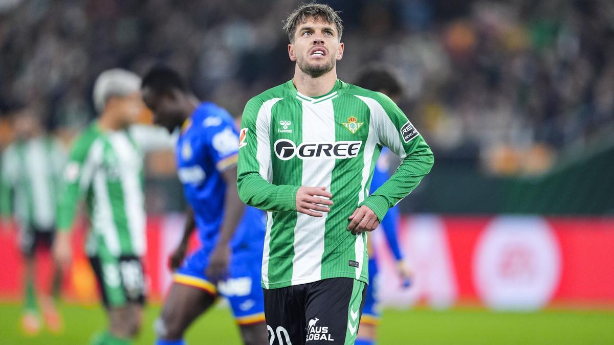 Giovani Lo Celso, del Real Betis, se lamenta durante el partido de fútbol de la liga española, LaLiga EA Sports, disputado entre el Real Betis y el Getafe CF en el estadio La Cartuja.