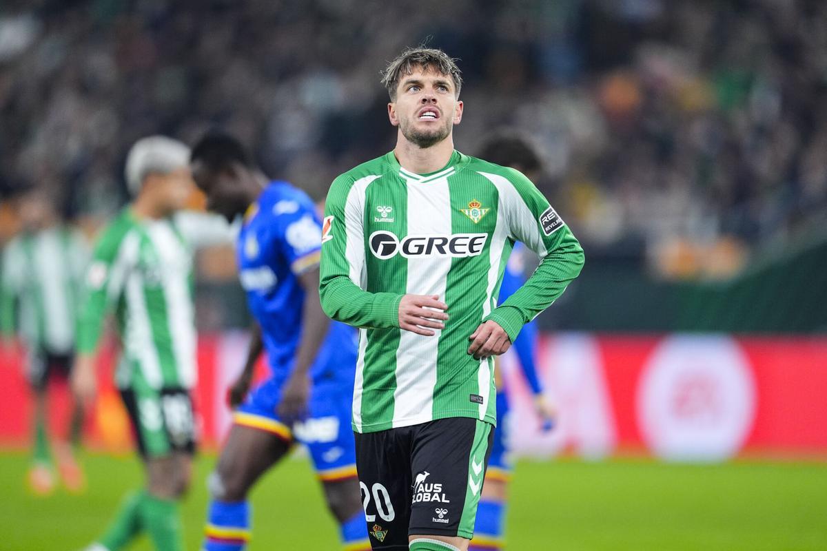 Giovani Lo Celso, del Real Betis, se lamenta durante el partido de fútbol de la liga española, LaLiga EA Sports, disputado entre el Real Betis y el Getafe CF en el estadio La Cartuja.