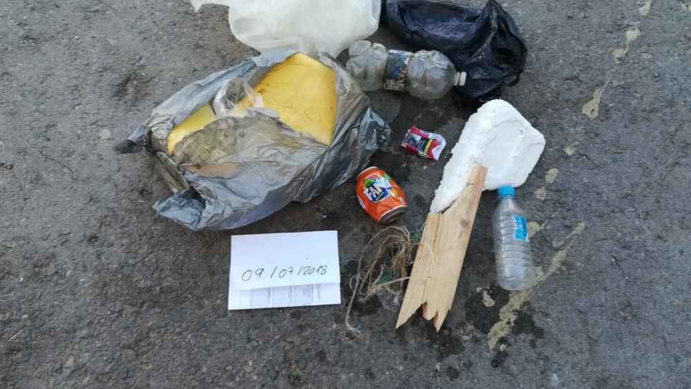 Jóvenes de La Vila recogen basura flotando en el mar